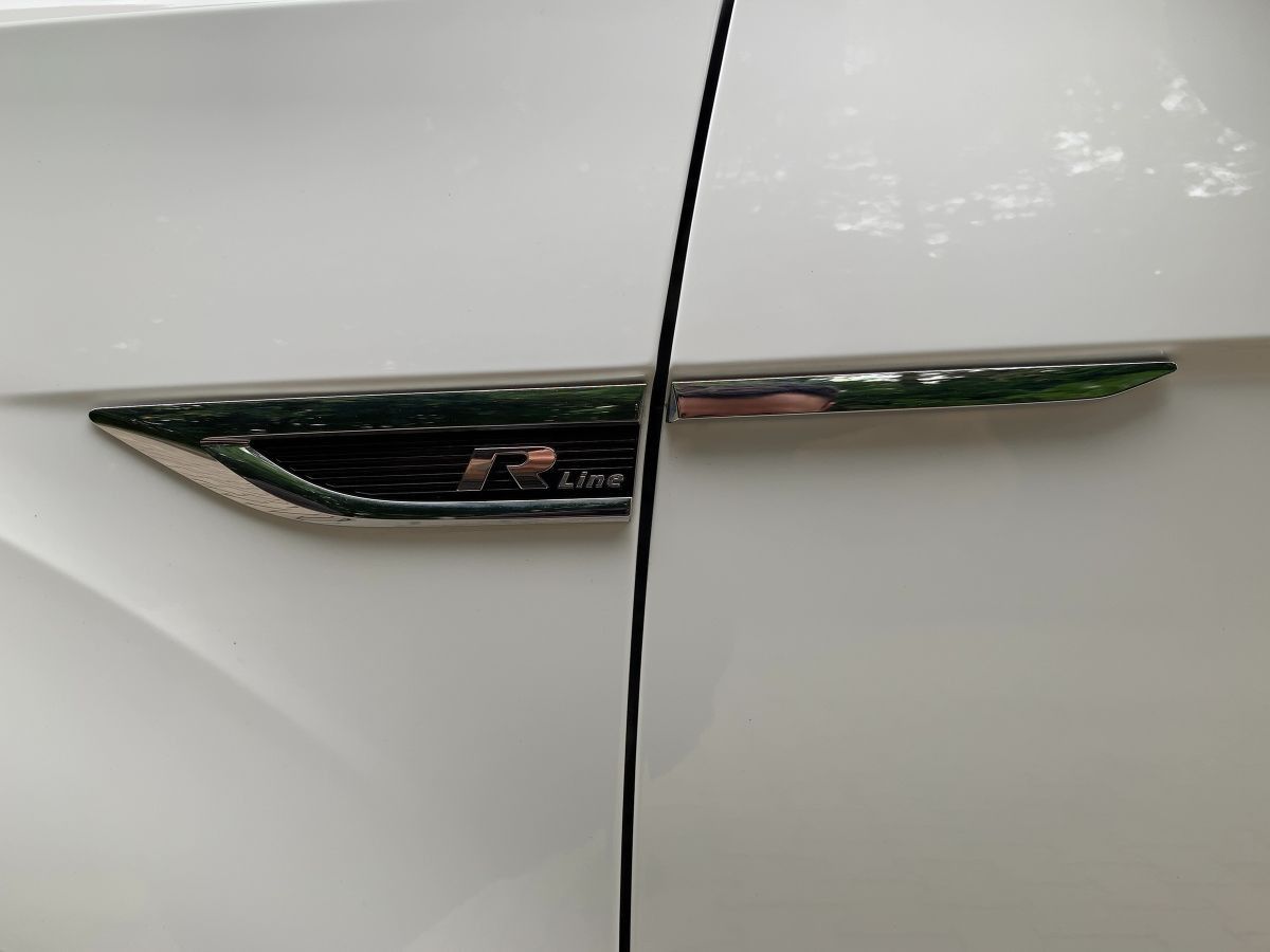 Volkswagen T-Roc 1.5 TSI R-LINE - Samsaru's Car Outlet