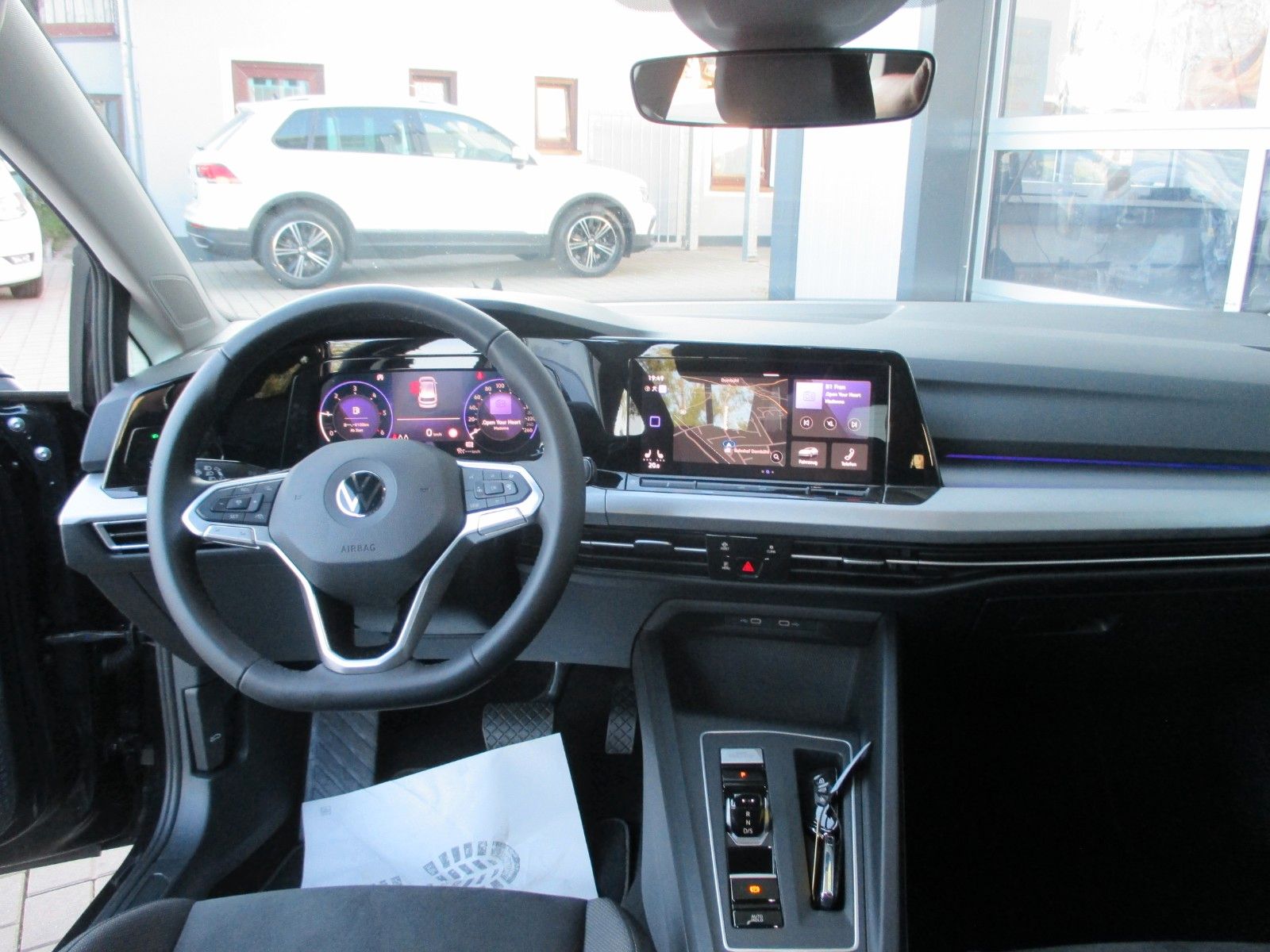 Volkswagen Golf 8 2.0 TDI DSG Life - Samsaru's Car Outlet