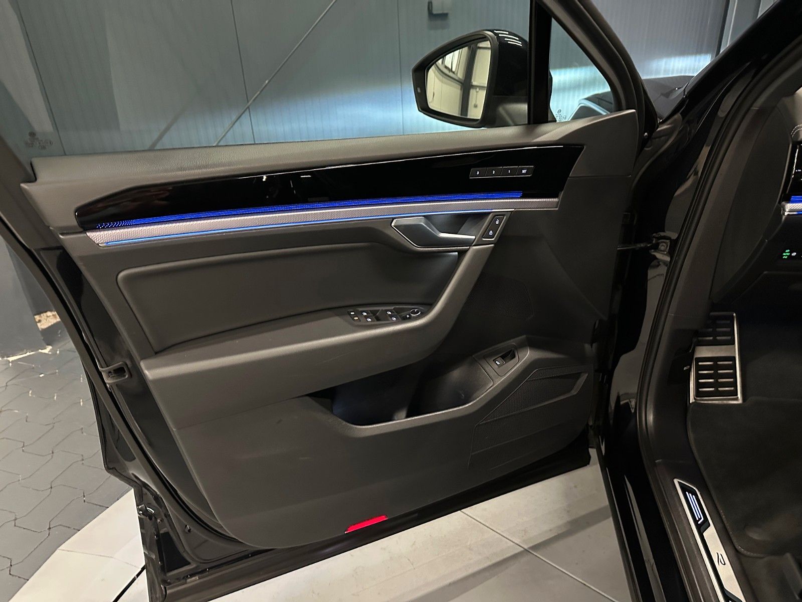 Volkswagen Touareg R-Line - Samsaru's Car Outlet