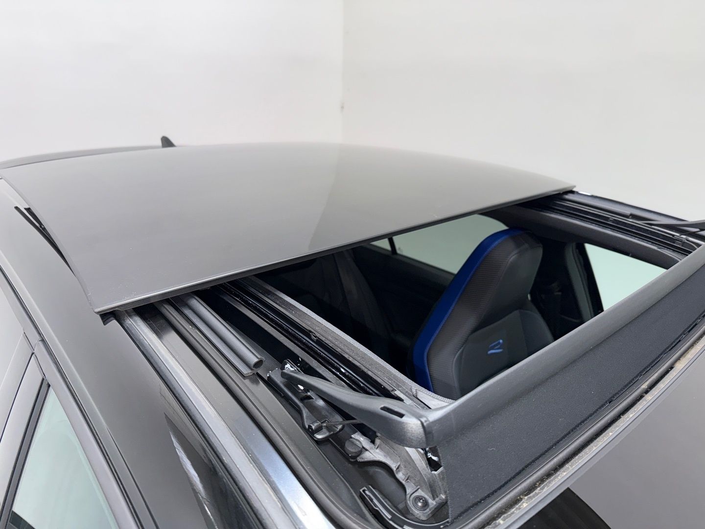 Volkswagen Golf R 4M FACELIFT AKRAPOVIC BLACK LEDER HEAD 36