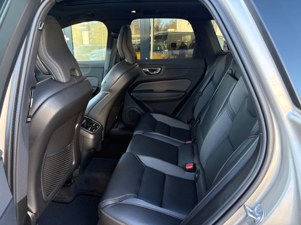 Volvo XC60 B4 Ultimate Dark HUD Pano Luftfed. 360° Har