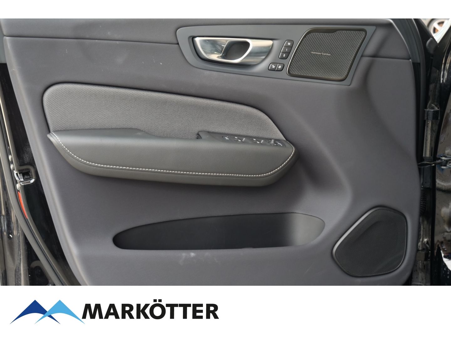 Volvo XC60 Plus Black Edition Plug-In Hybrid AWD T6 - Samsaru's Car Outlet
