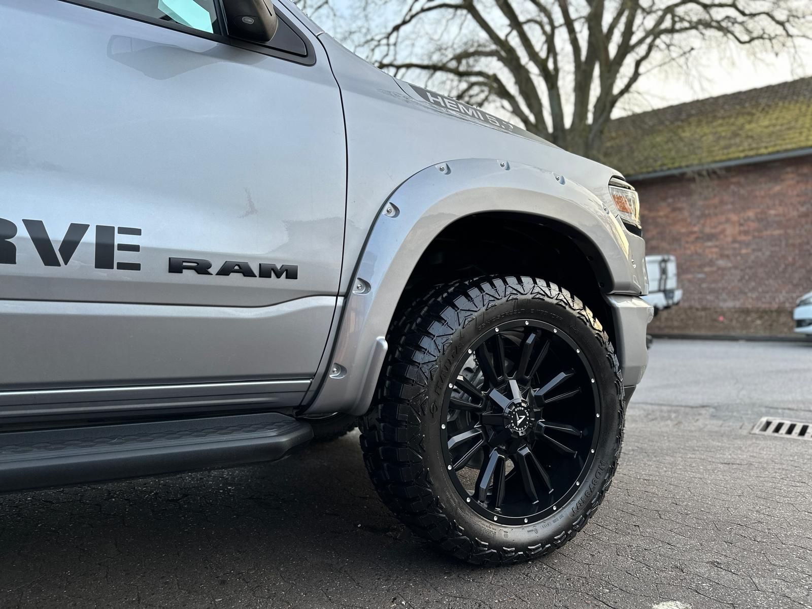 Dodge BUILT TO SERVE*4X4*OFF-ROAD*BÜGEL*AHK*NAVI*SERVI