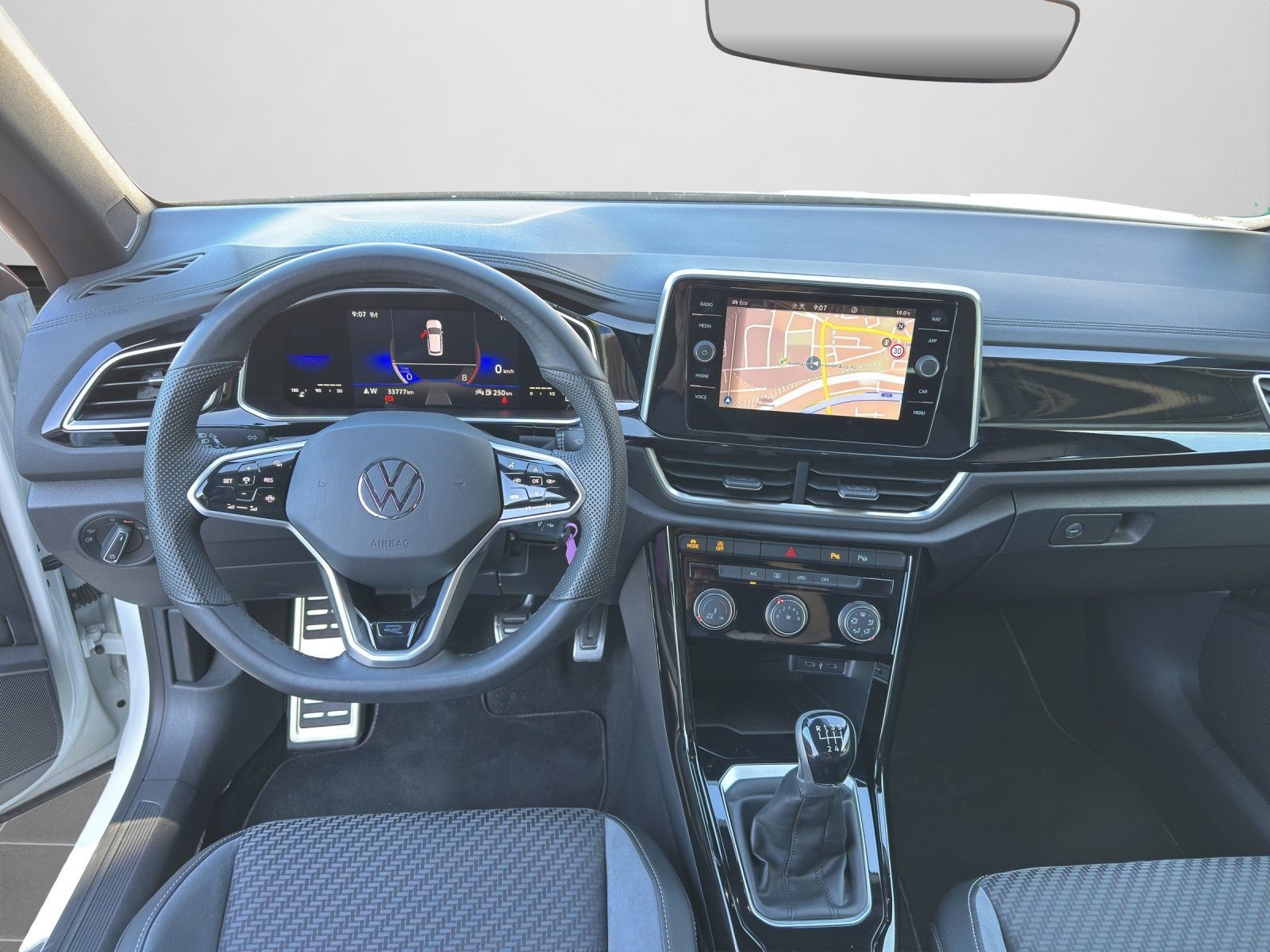 Volkswagen T-Roc R-Line 1.5 TSI PLUS - Samsaru's Car Outlet
