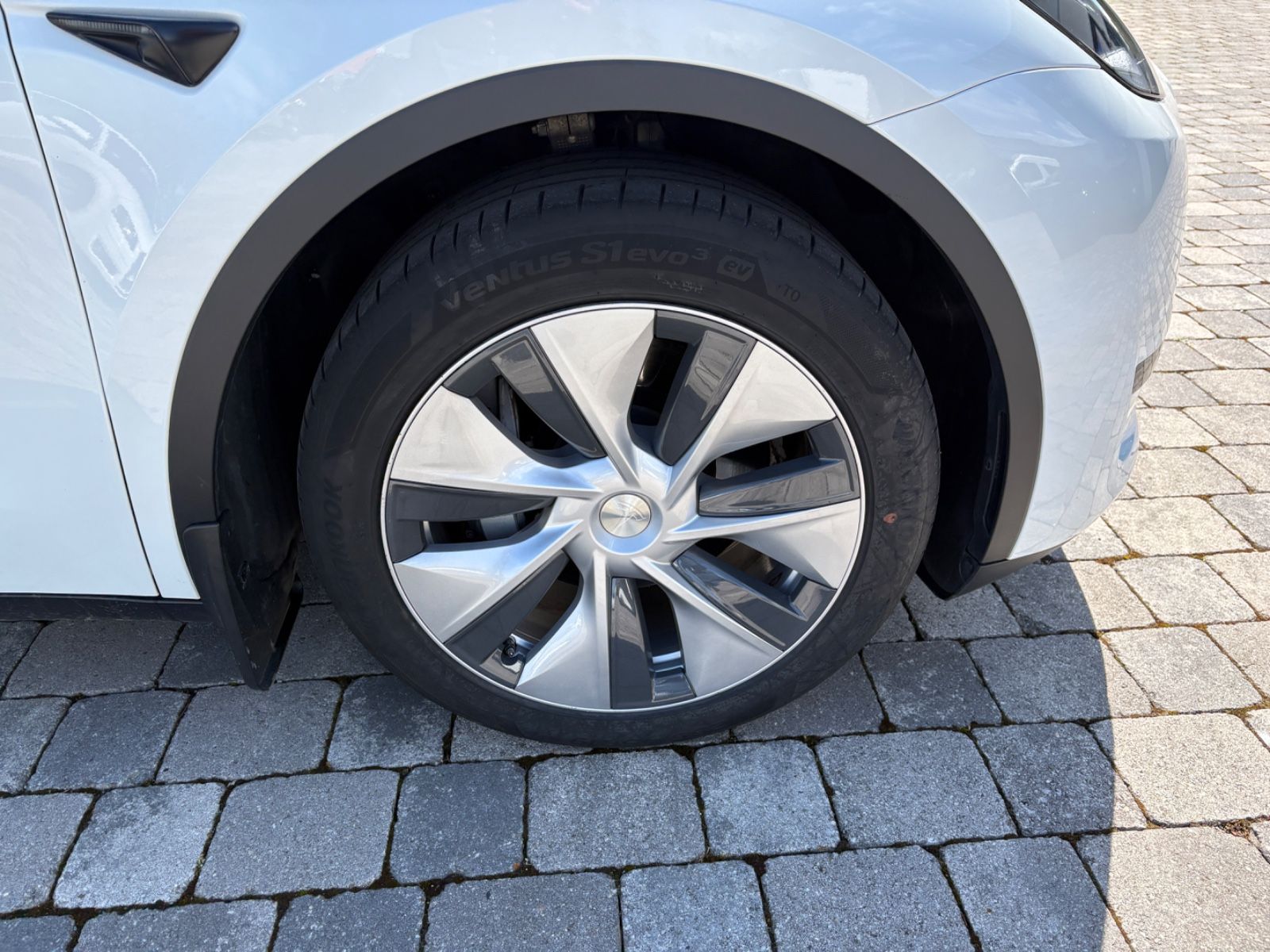 Tesla Model Y RWD Innen weiß