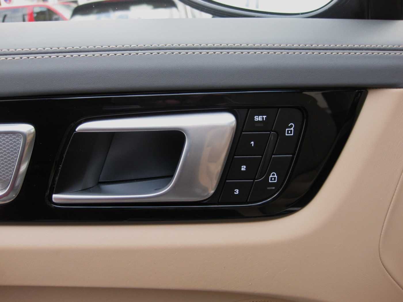 Porsche Cayenne Plug-In-Hybrid Platinum Edition 1Hand