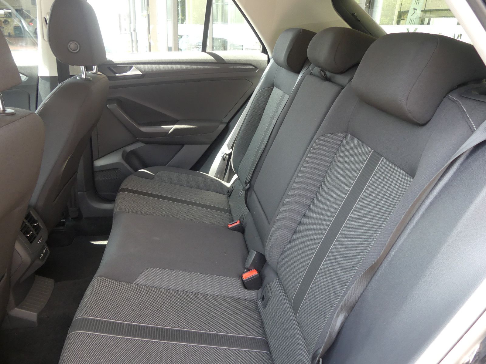 Volkswagen T-Roc 1.5 TSI Life - Samsaru's Car Outlet