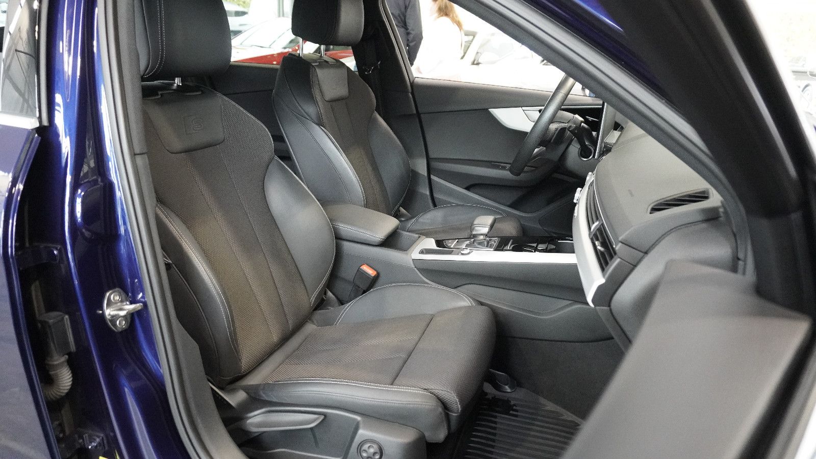 Audi A4 Avant 40 TFSI quattro S line - Samsaru's Car Outlet