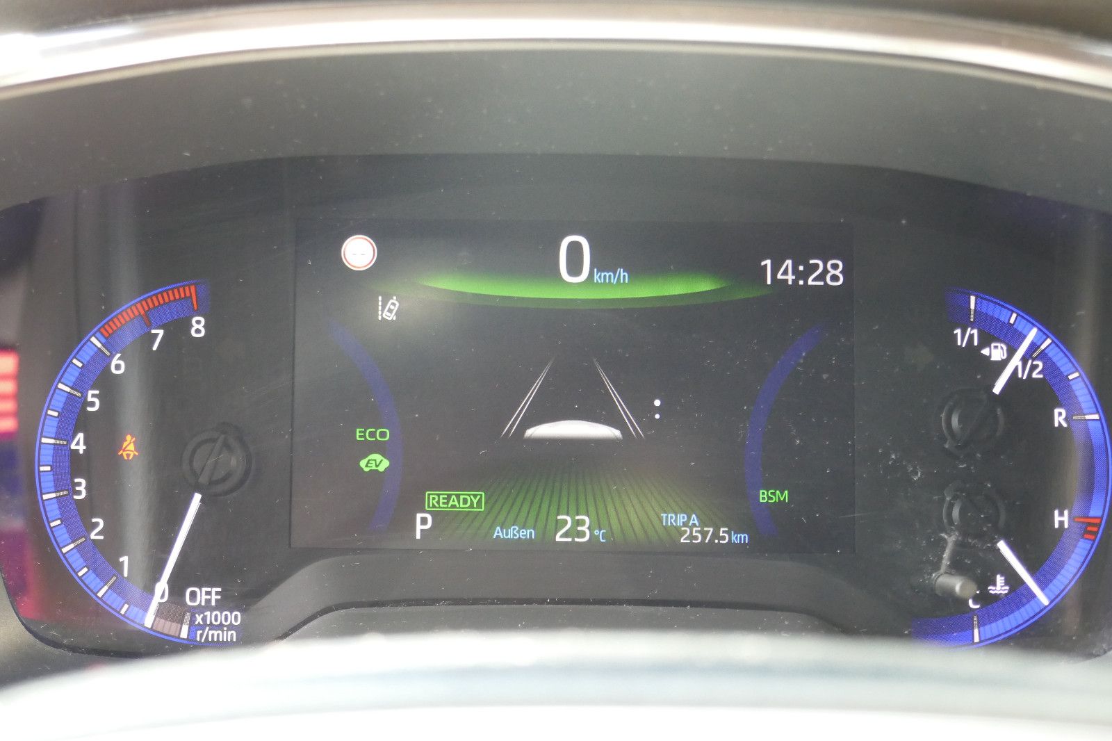 Toyota Corolla 2.0 Hybrid Lounge - Samsaru's Car Outlet