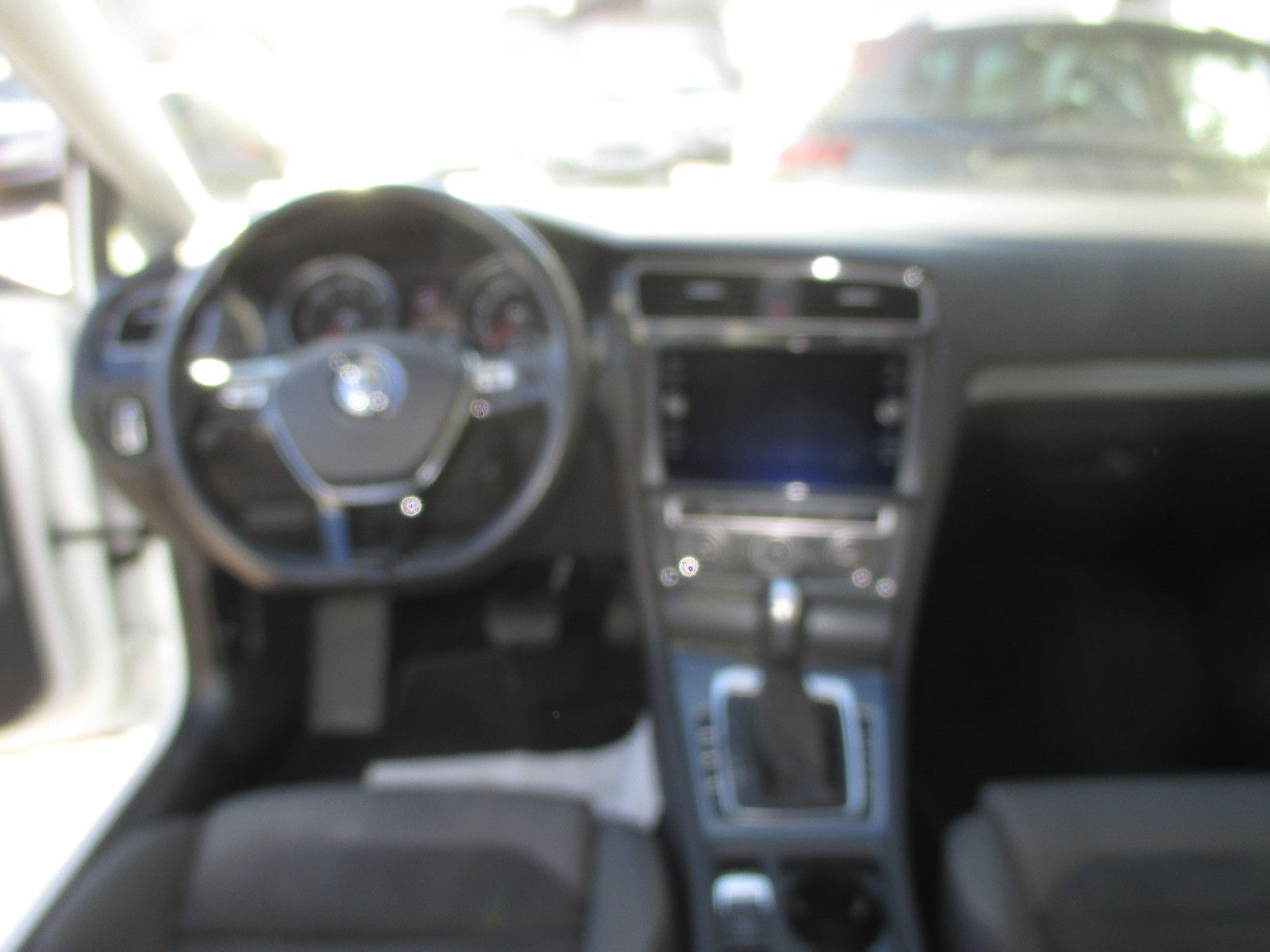 Volkswagen Golf 7 2.0 TDI R-Line - Samsaru's Car Outlet