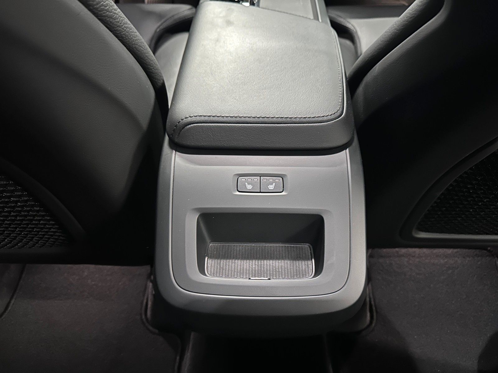 Volvo XC60 Plus Dark AWD *LEDER/Sport*AHK*Business*