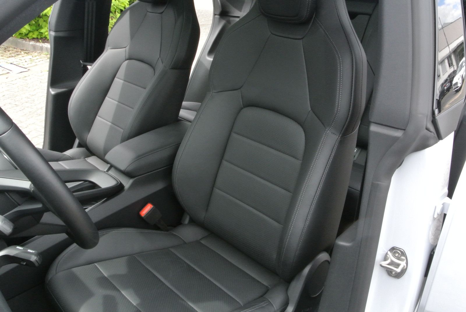 Porsche Macan E - Samsaru's Car Outlet