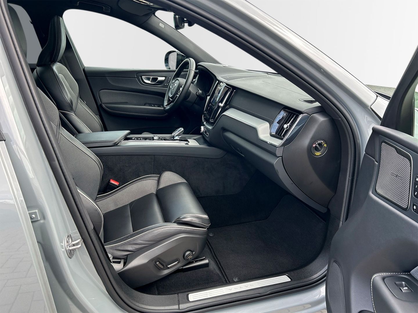 Volvo XC60 B4 Diesel AWD Ultimate Dark 21'' ACC AHK Lu