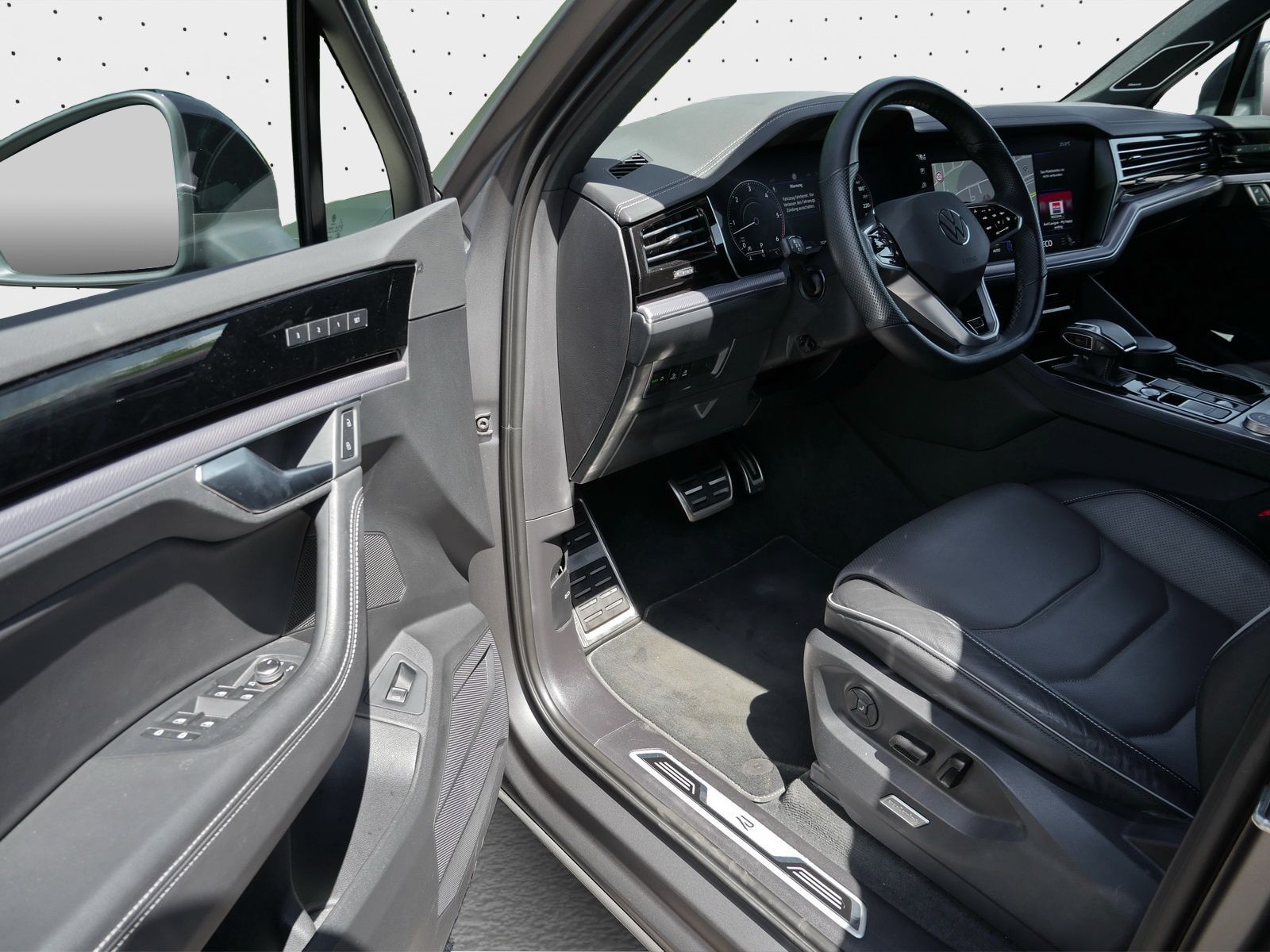 Volkswagen Touareg R-Line 3.0 TDI - Samsaru's Car Outlet