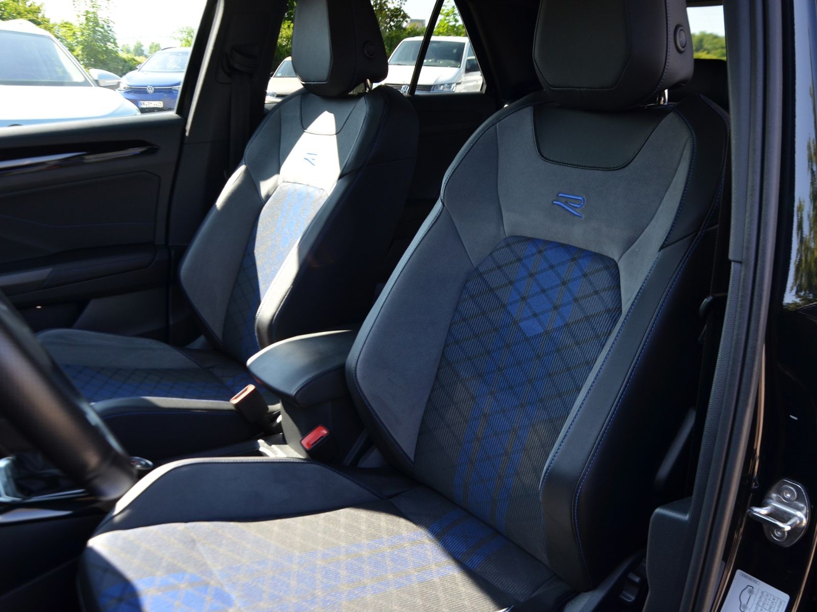 Volkswagen T-Roc R 2.0 TSI 4MOTION - Samsaru's Car Outlet
