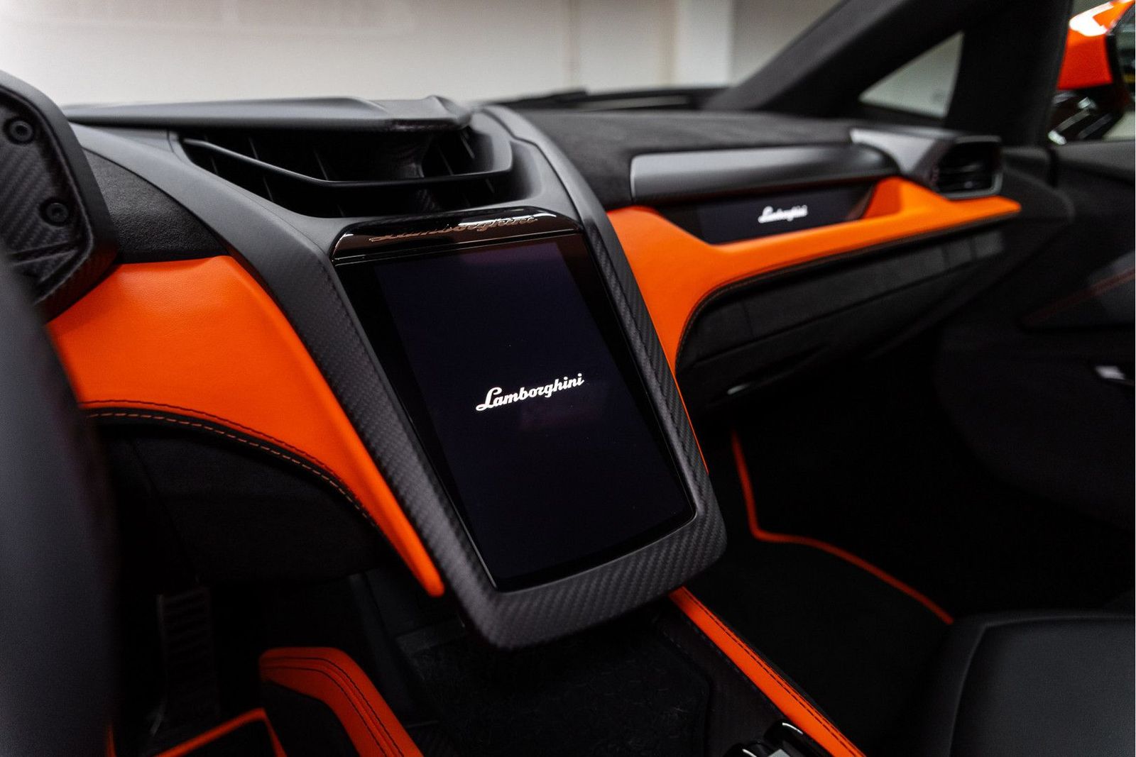 Lamborghini Revuelto - Samsaru's Car Outlet