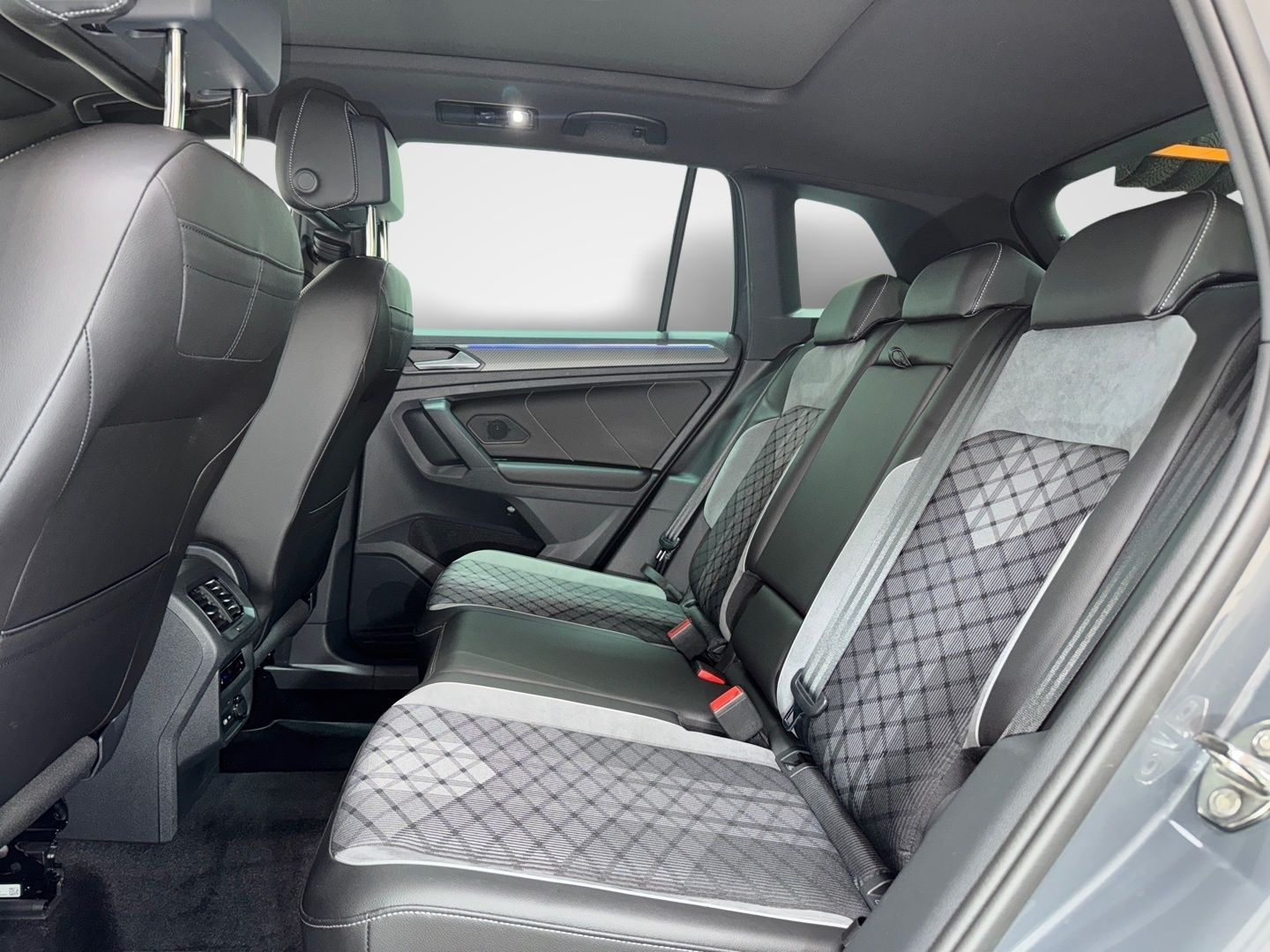 Volkswagen Tiguan 2.0 TDI 4M DSG R LINE PANO AHK MATRIX CAM