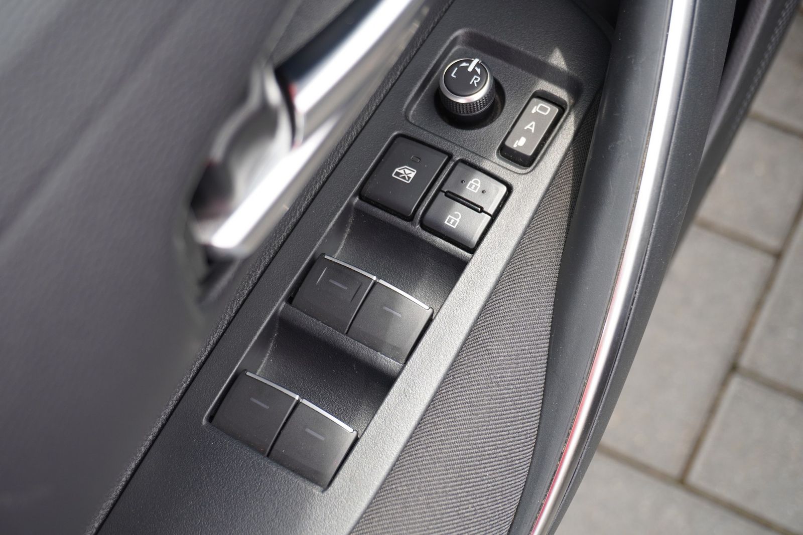 Toyota Corolla 2.0 Hybrid Lounge - Samsaru's Car Outlet