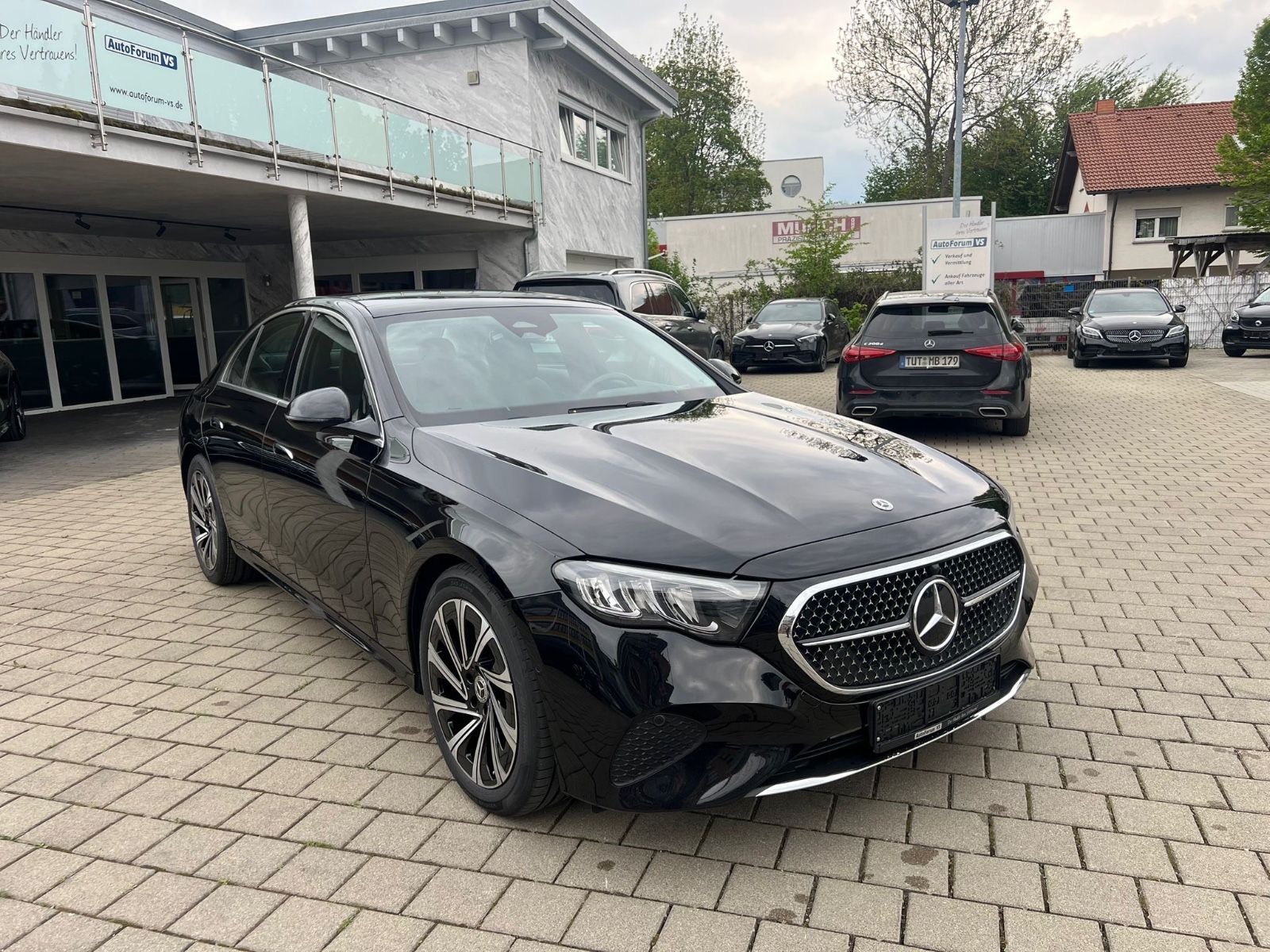 Mercedes-Benz E 200 - Samsaru's Car Outlet