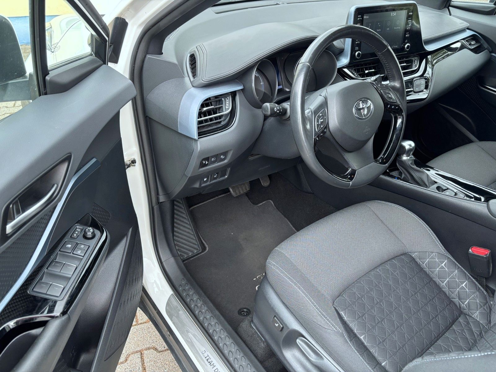 Toyota C-HR Hybrid - Samsaru's Car Outlet