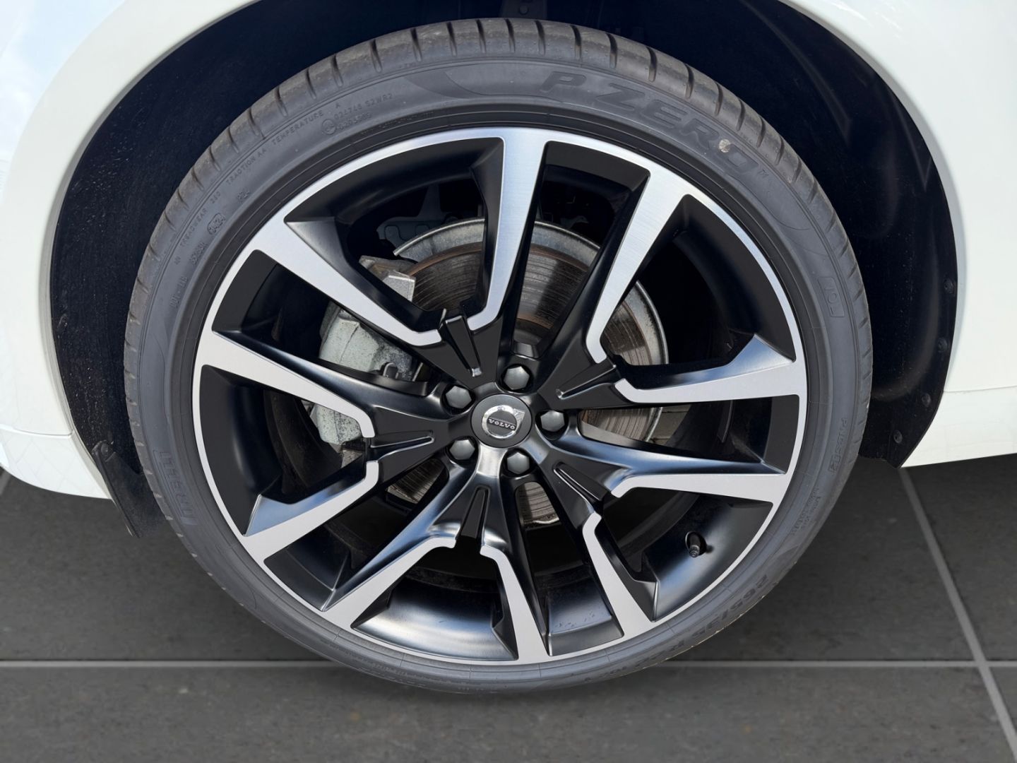 Volvo XC60 Ultra Dark AWD B5 Benzin EU6d HUD AD AHK Di