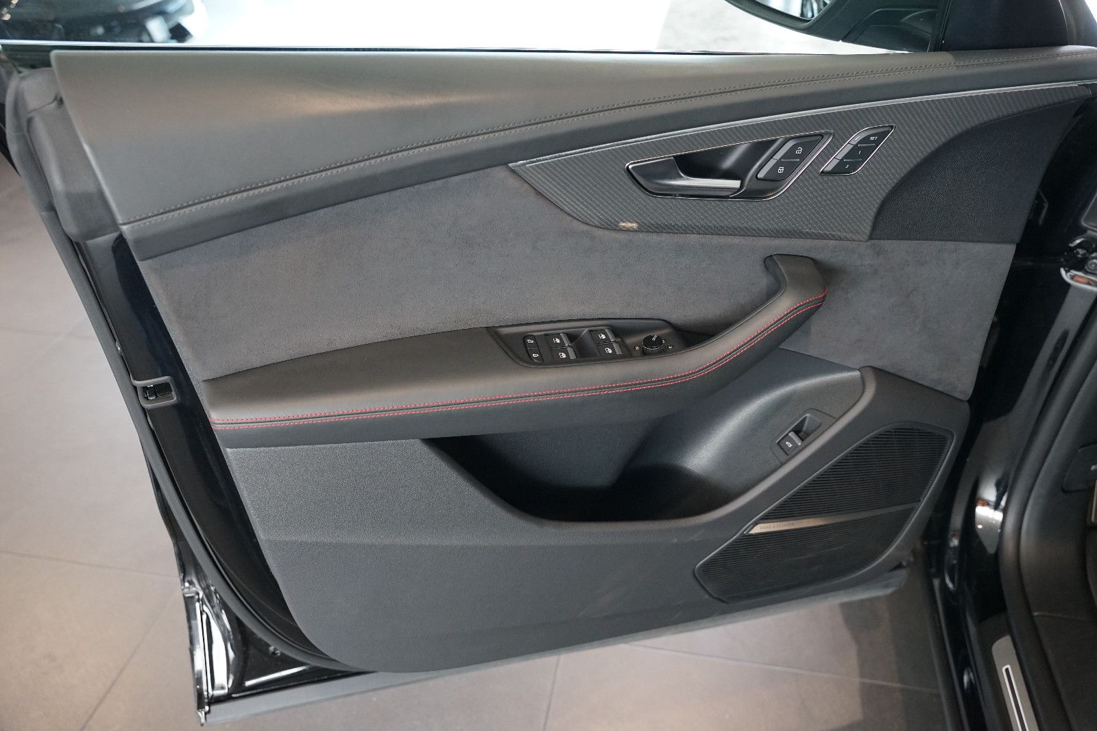 Audi RSQ8 | HuD | Keramik | Pano | 305 km/h | 23"