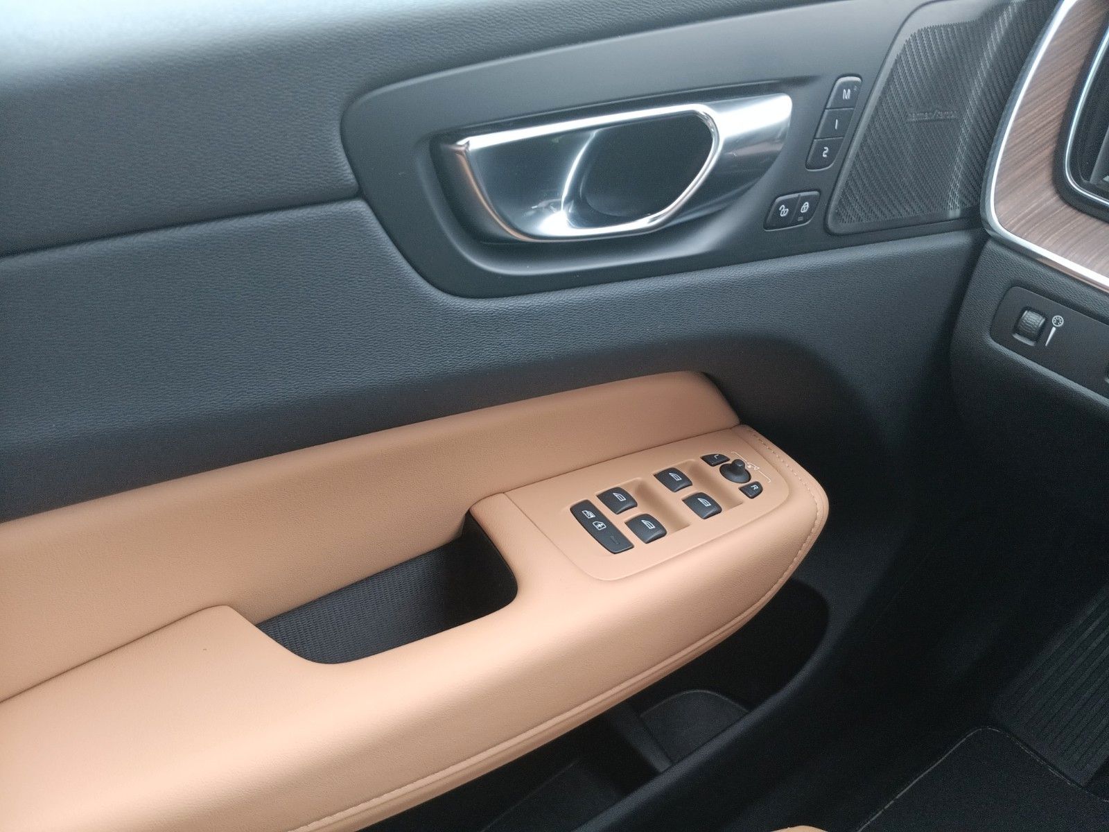 Volvo XC60 B5 AWD Inscription - Samsaru's Car Outlet