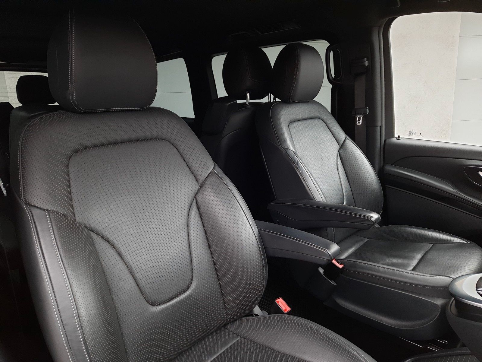Mercedes-Benz V300d 4Matic AMG Packet - Samsaru's Car Outlet