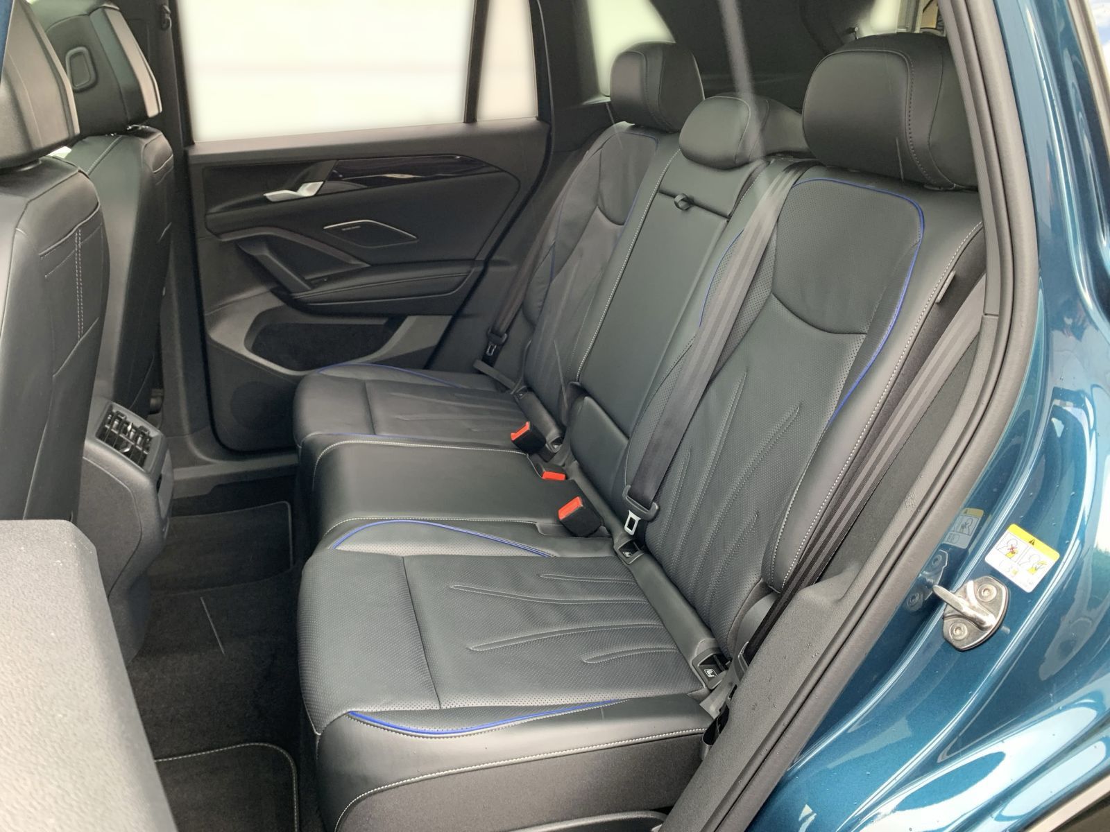 Volkswagen Tiguan 1.5 eHYBRID R LINE IQ.LIGHT+AHK+PANO+ACC