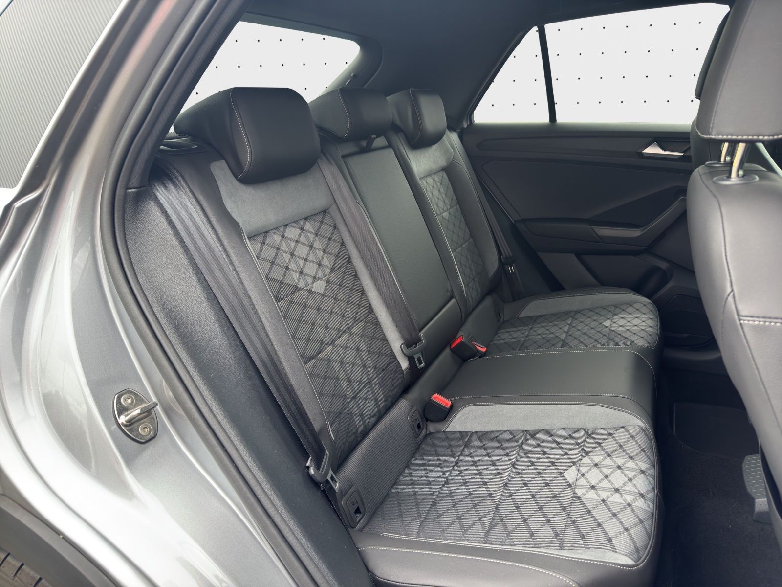 Volkswagen T-Roc R-Line 1.5 TSI - Samsaru's Car Outlet