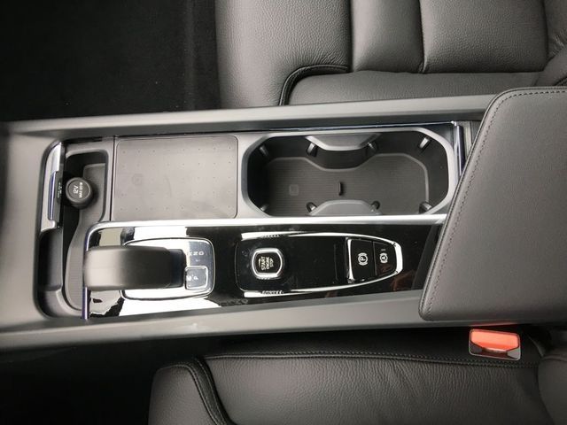 Volvo XC60 B4 Diesel AWD Plus Dark StandHZG AHK-klappb