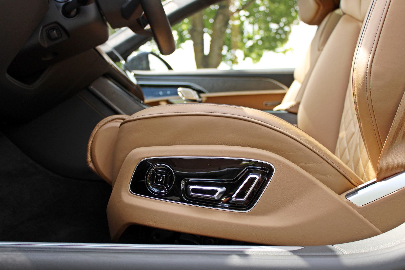 Audi A8 55TFSI quattro - Samsaru's Car Outlet