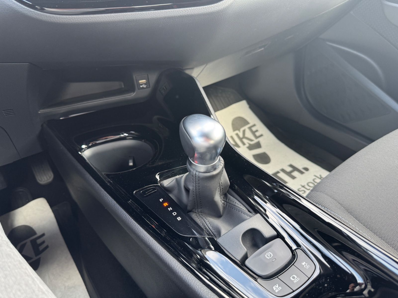 Toyota C-HR Hybrid Style - Samsaru's Car Outlet