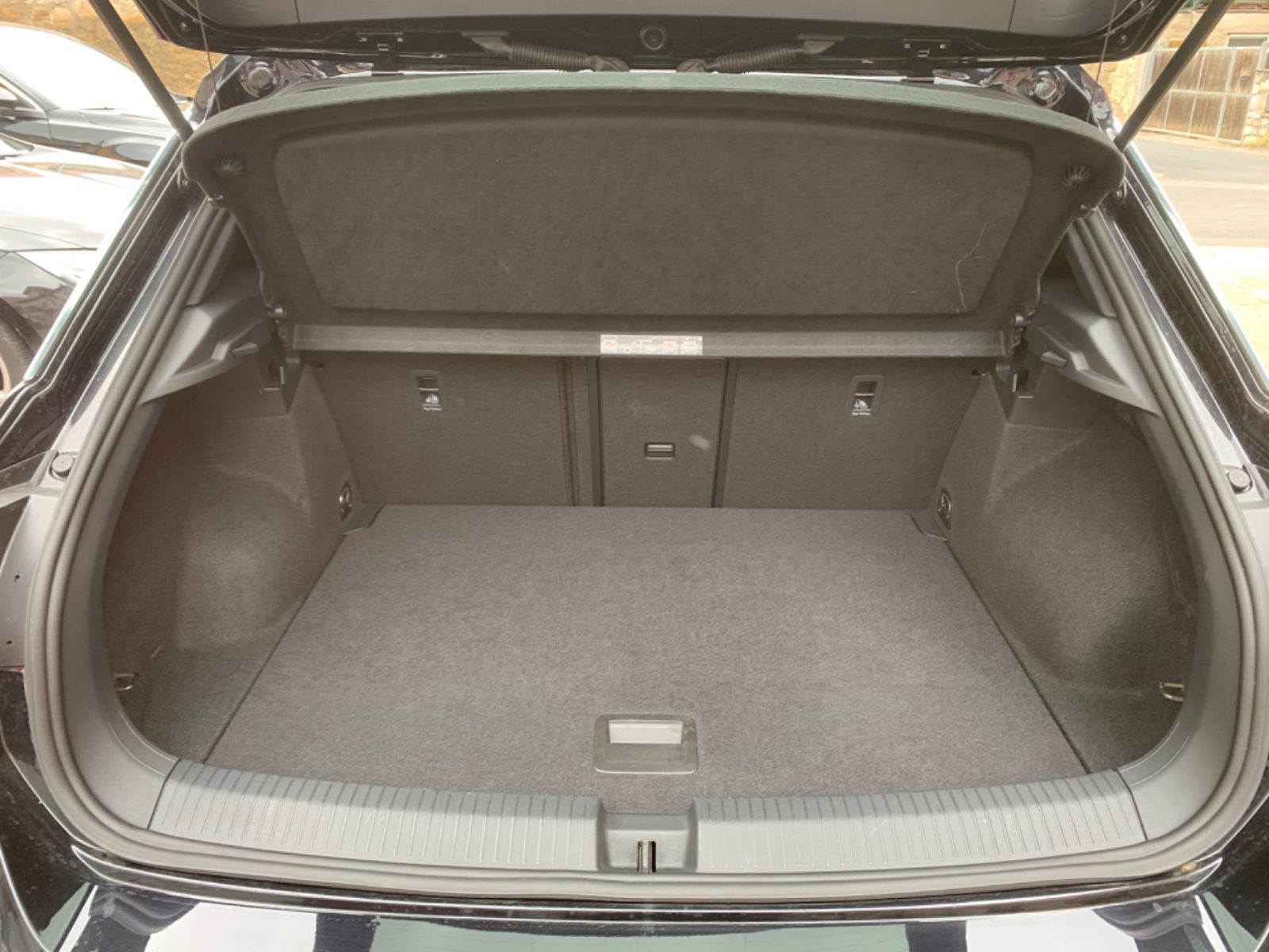 Volkswagen T-Roc Sport DSG - Samsaru's Car Outlet
