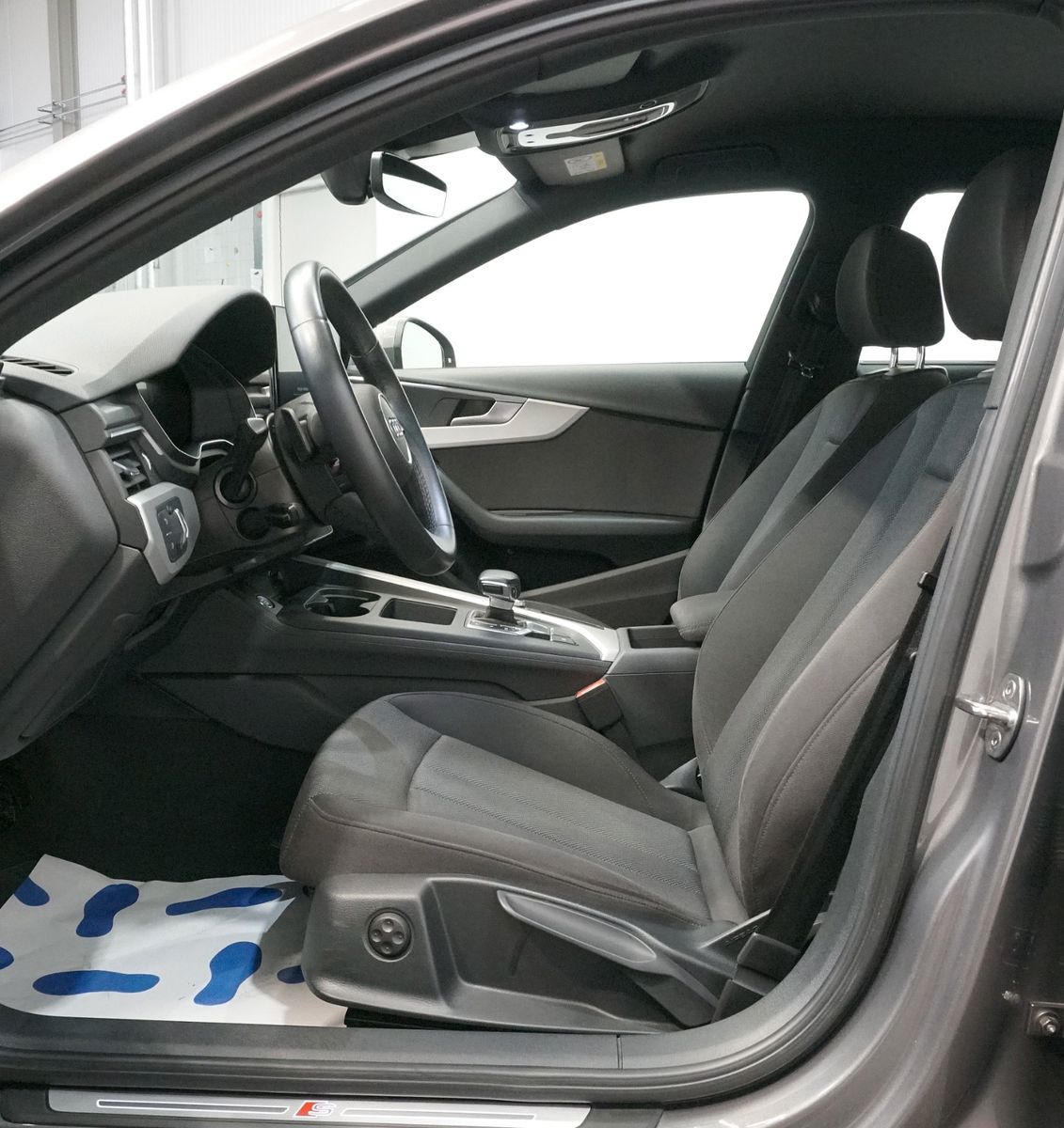 Audi A4 Lim. 40 TFSI S line - Samsaru's Car Outlet