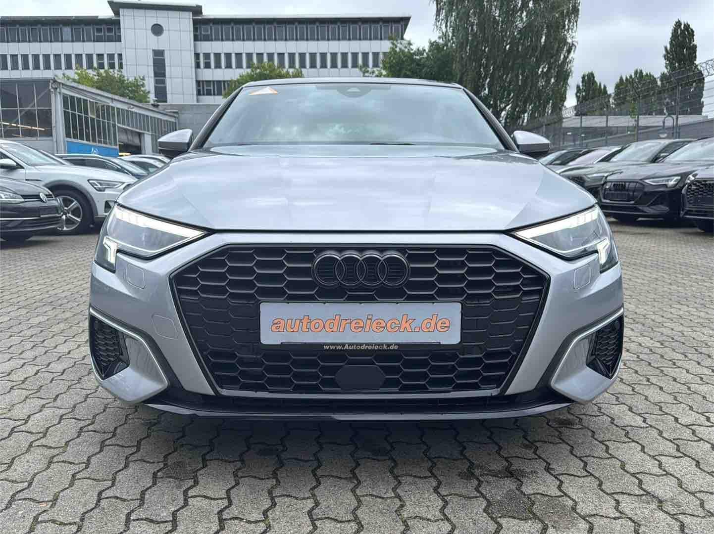 Audi A3 40 TFSIe S line BLACK RAUTE PANO 17Z VC LED