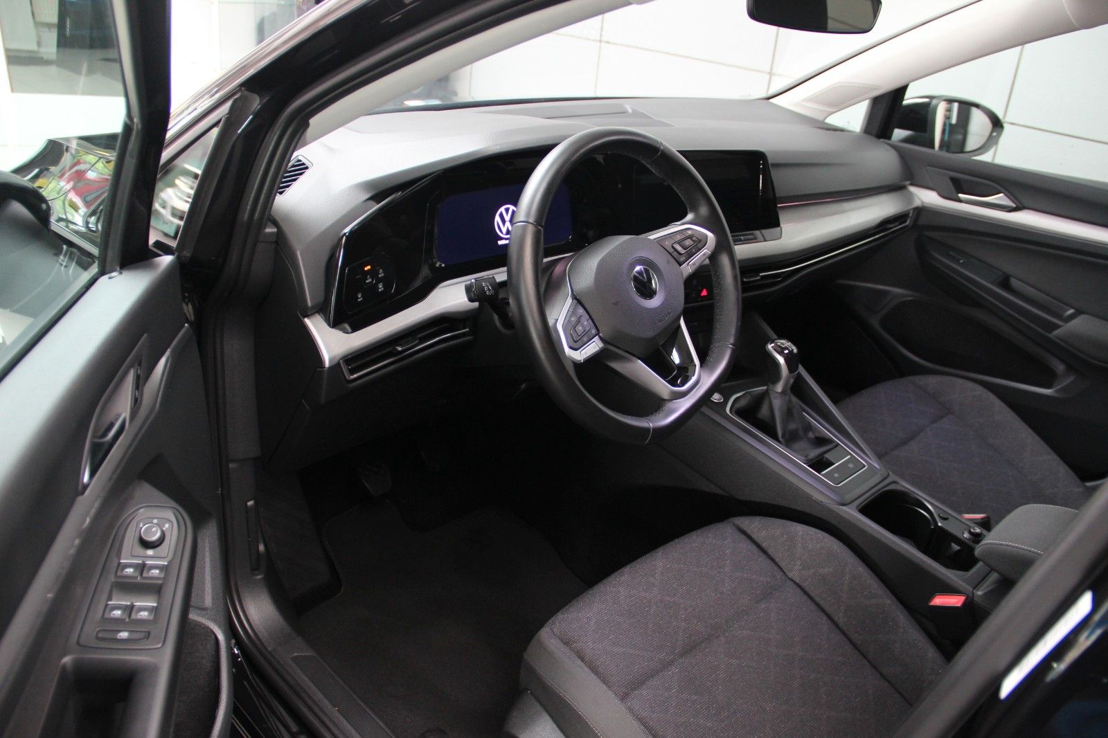Volkswagen Golf 8 1.5 TSI Life - Samsaru's Car Outlet