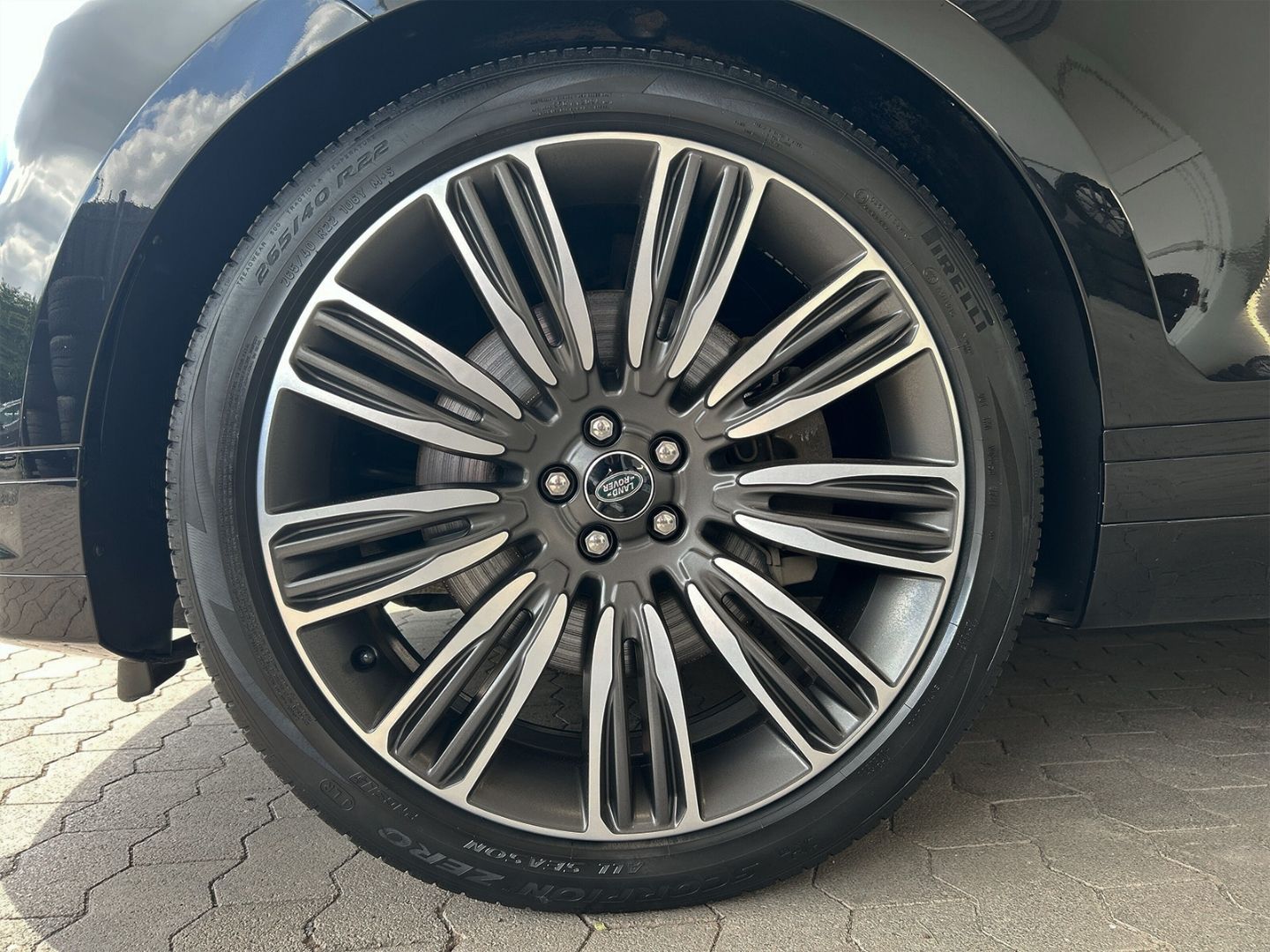 Range Rover Velar R-Dynamic SE 3.0 d D300 - Samsaru's Car Outlet