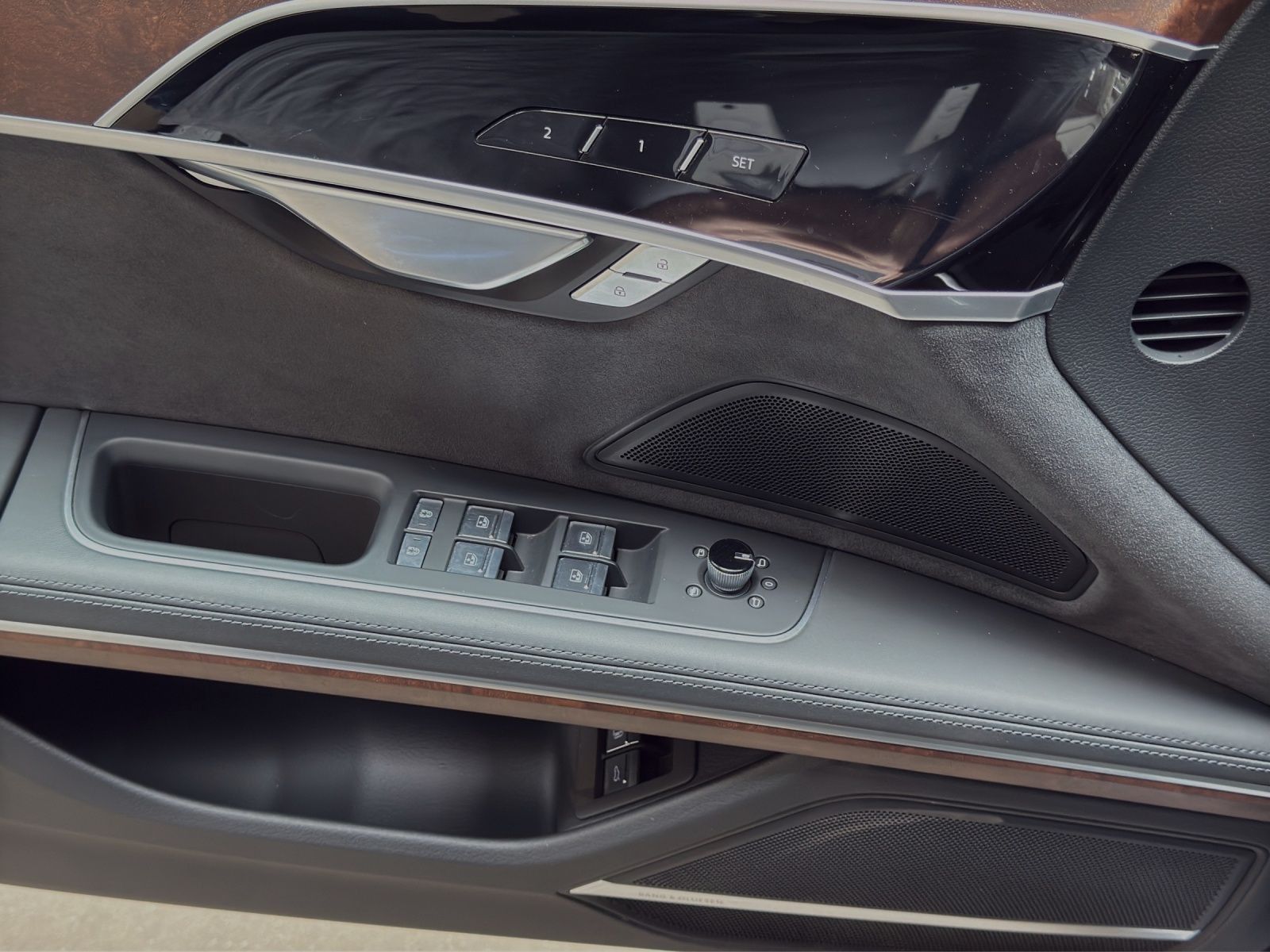 Audi A8 60 TFSIe Q - Samsaru's Car Outlet