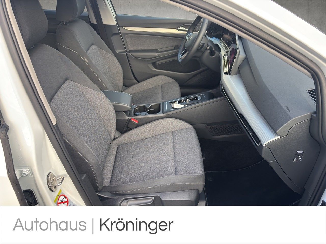 Volkswagen Golf VIII MOVE 1.5 eTSI DSG - Samsaru's Car Outlet