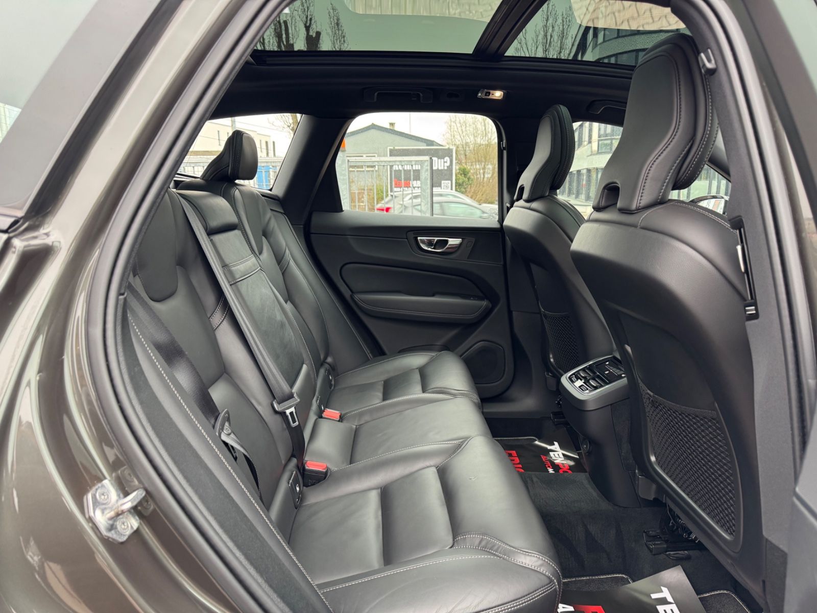 Volvo XC60 R Design AWD - Samsaru's Car Outlet