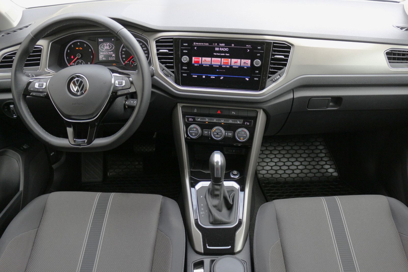 Volkswagen T-Roc Style - Samsaru's Car Outlet