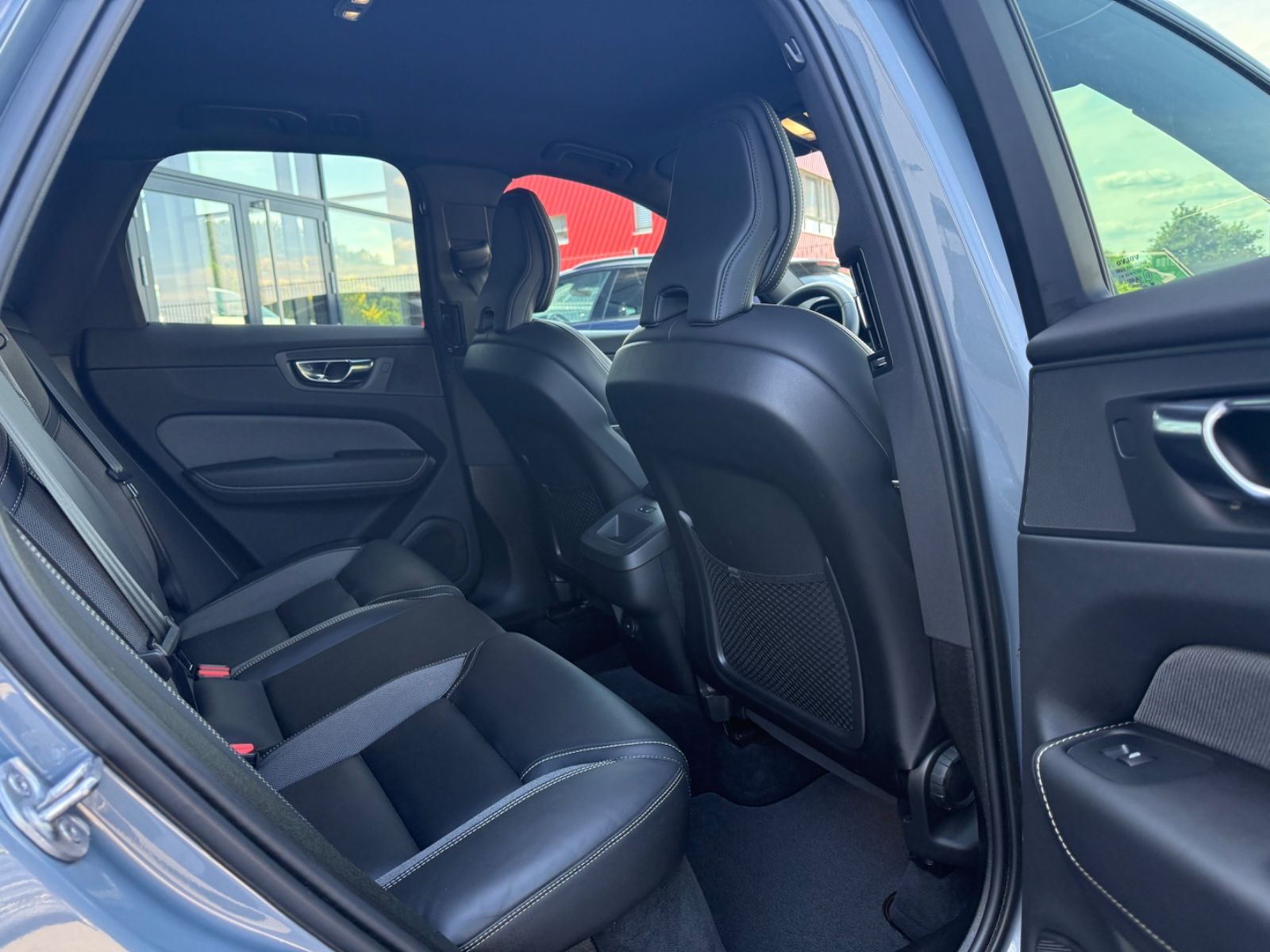 Volvo XC60 R-Design - Samsaru's Car Outlet