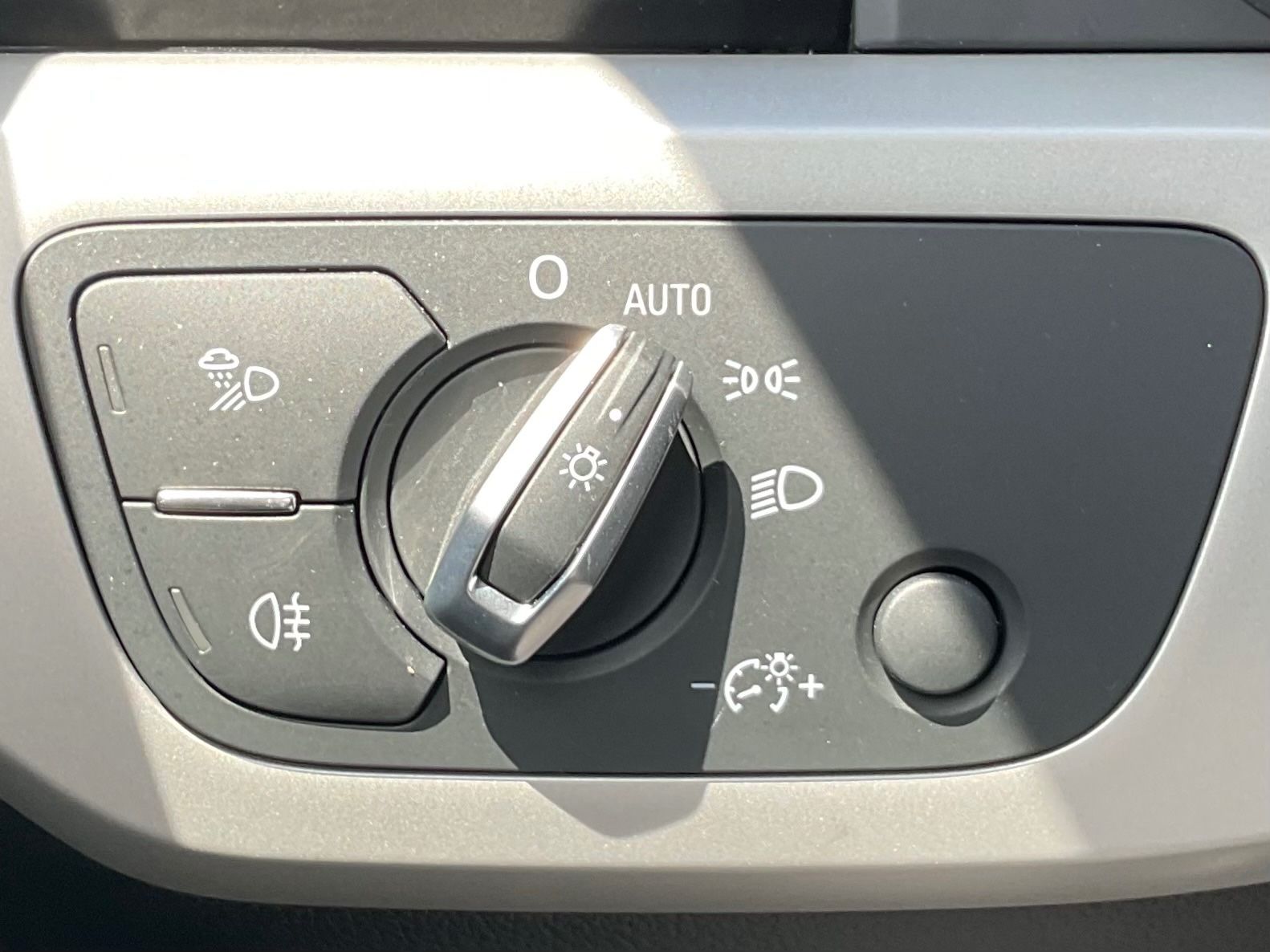 Audi A4 Av.40 TDI quattro advanced - Samsaru's Car Outlet