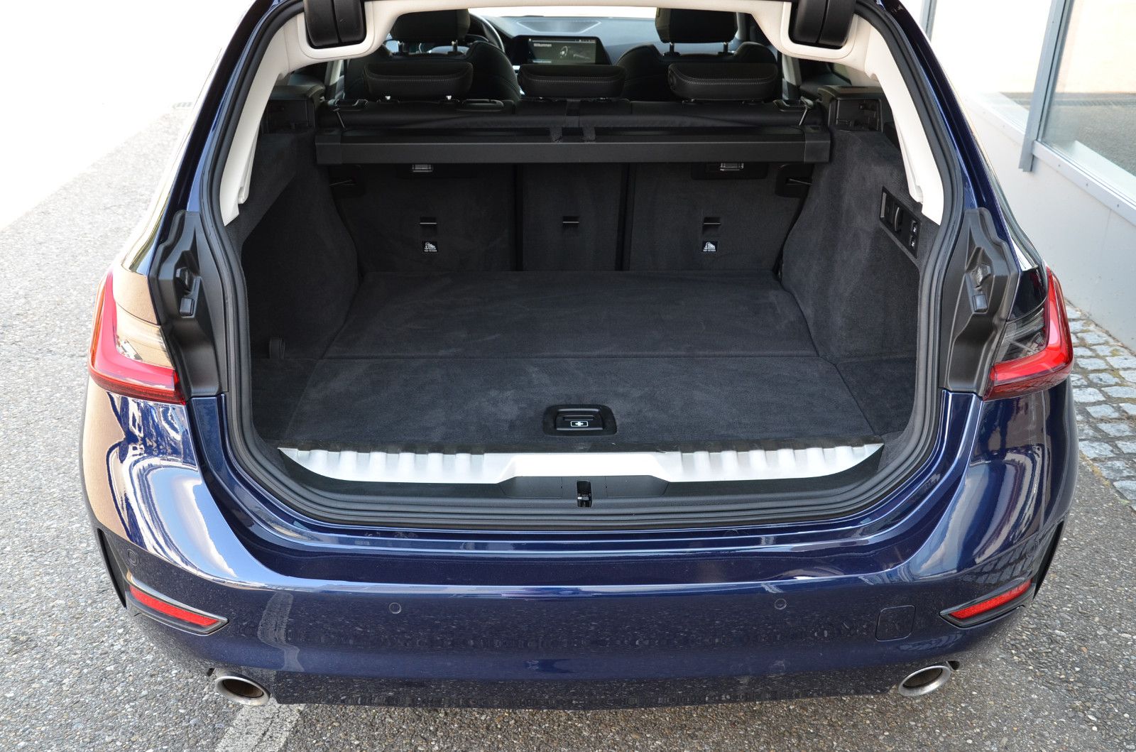 BMW 330e - Samsaru's Car Outlet