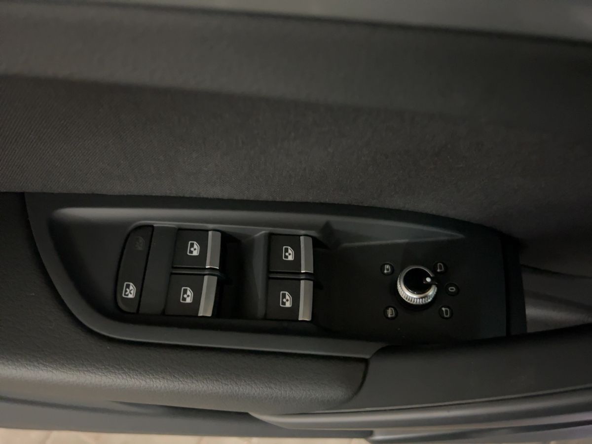 Audi Q5 40 2.0 TDI quattro S tronic - Samsaru's Car Outlet