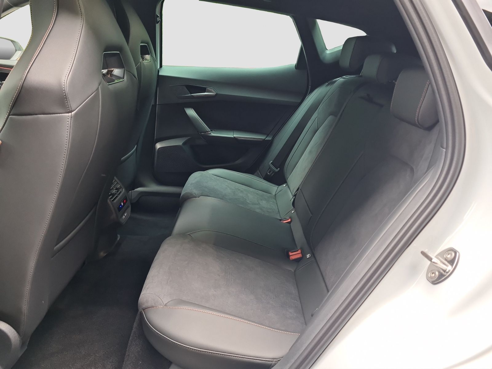 Cupra Formentor 2.0 TSI VZ 195 KW AHK ACC MATRIX Pano