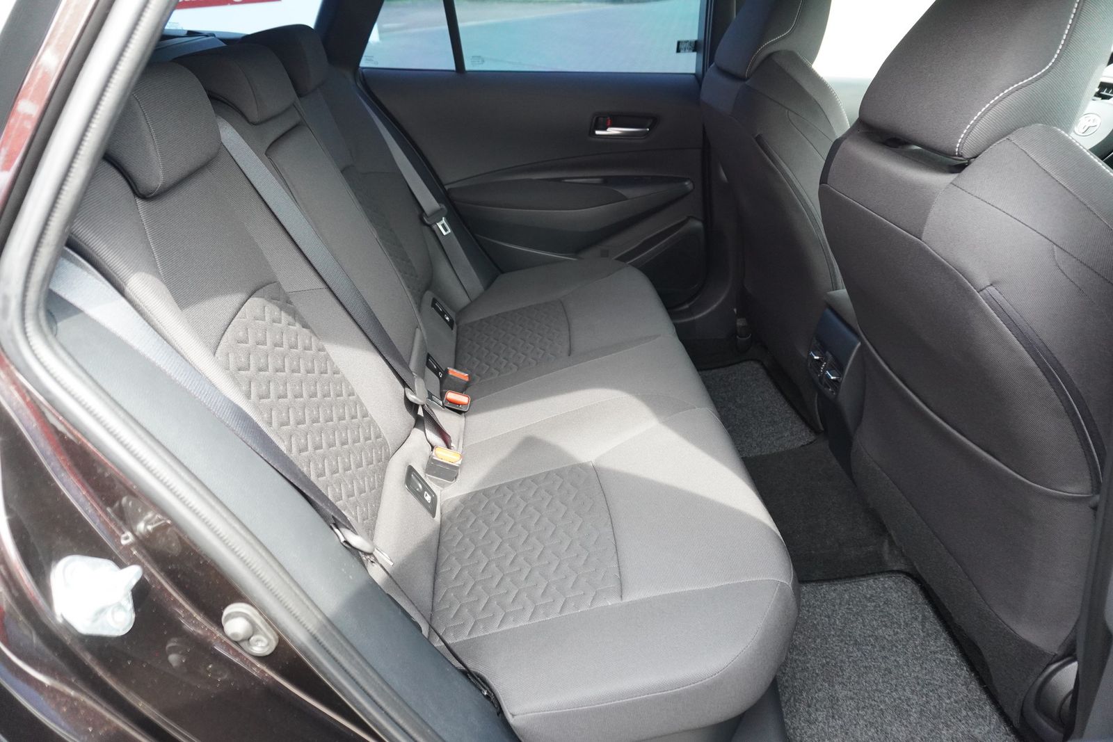 Toyota Corolla 2.0 Hybrid Lounge - Samsaru's Car Outlet