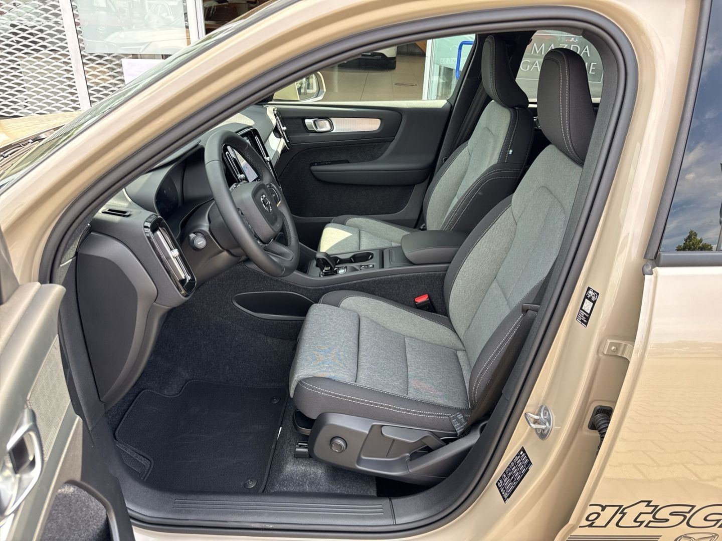Volvo XC40 Core B3 - Samsaru's Car Outlet