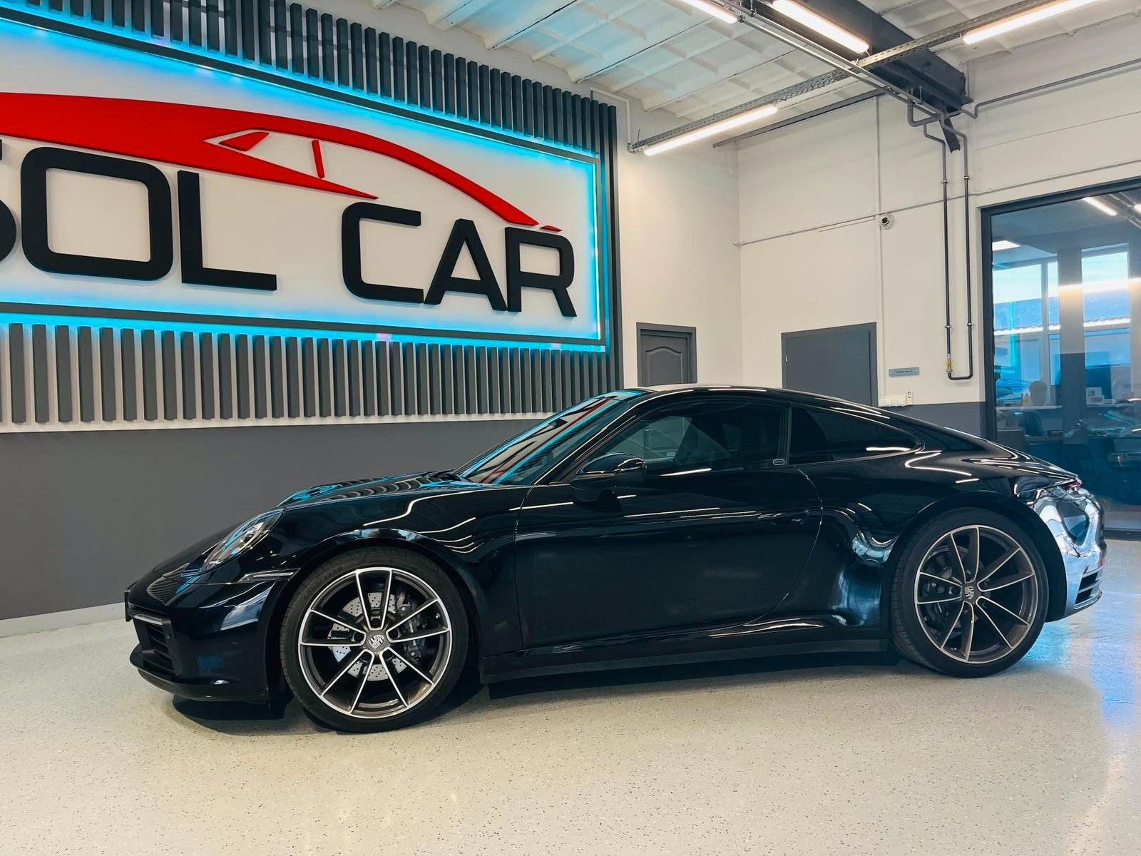 Porsche 911 Carrera - Samsaru's Car Outlet